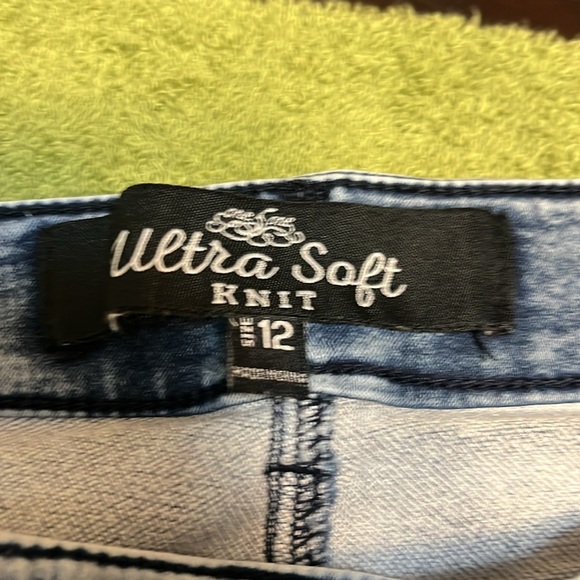 Super soft cropped blue jean. - Picture 2 of 5